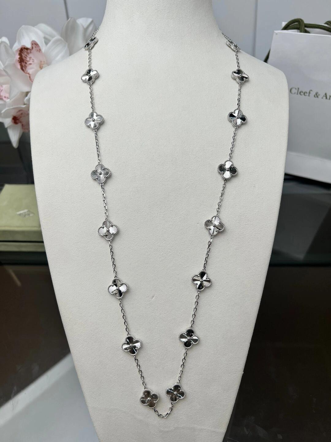 ˇGilded EraˇCLOVER 20 MOTIFS LASER SILVER