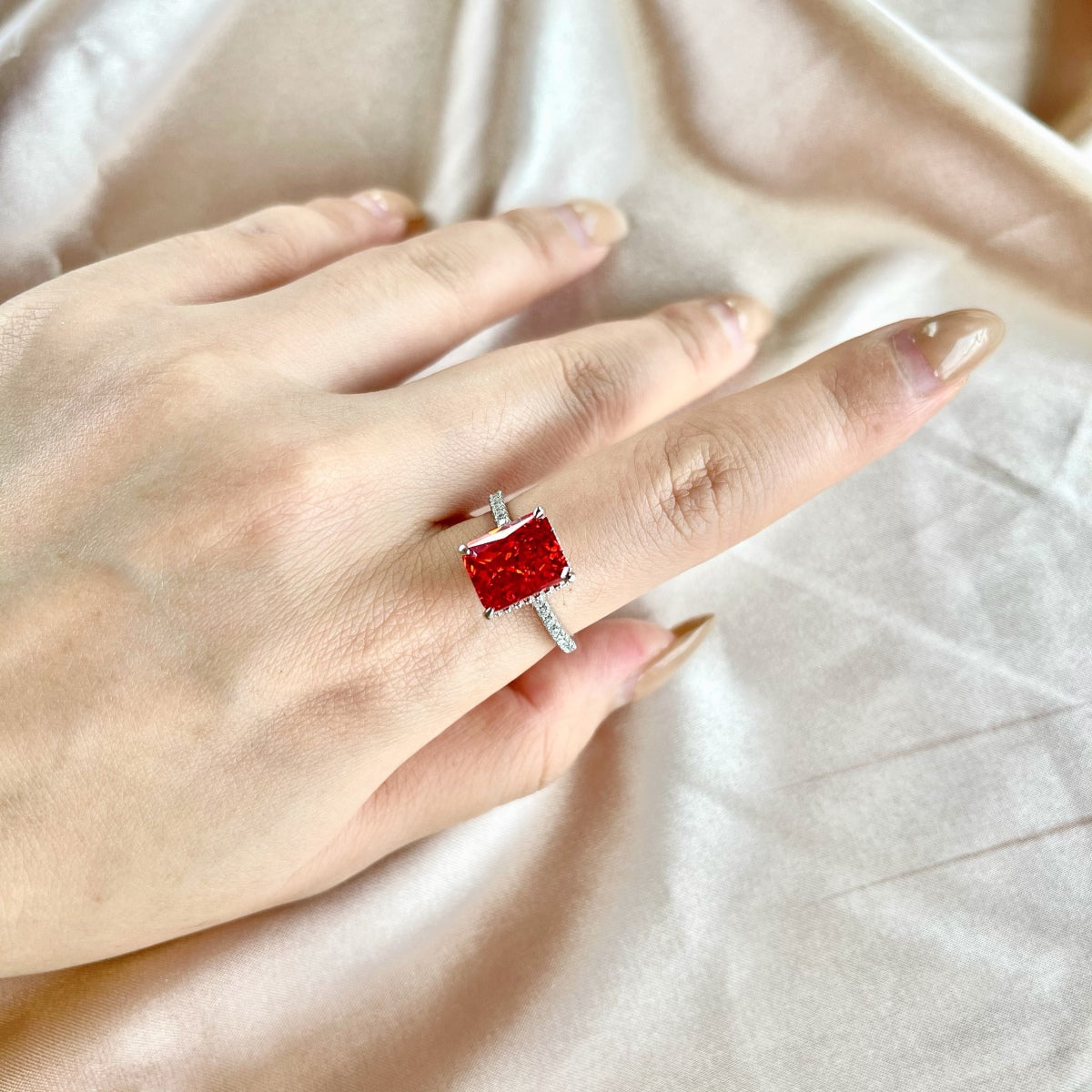 [STREET]Luxurious Engagement Ring