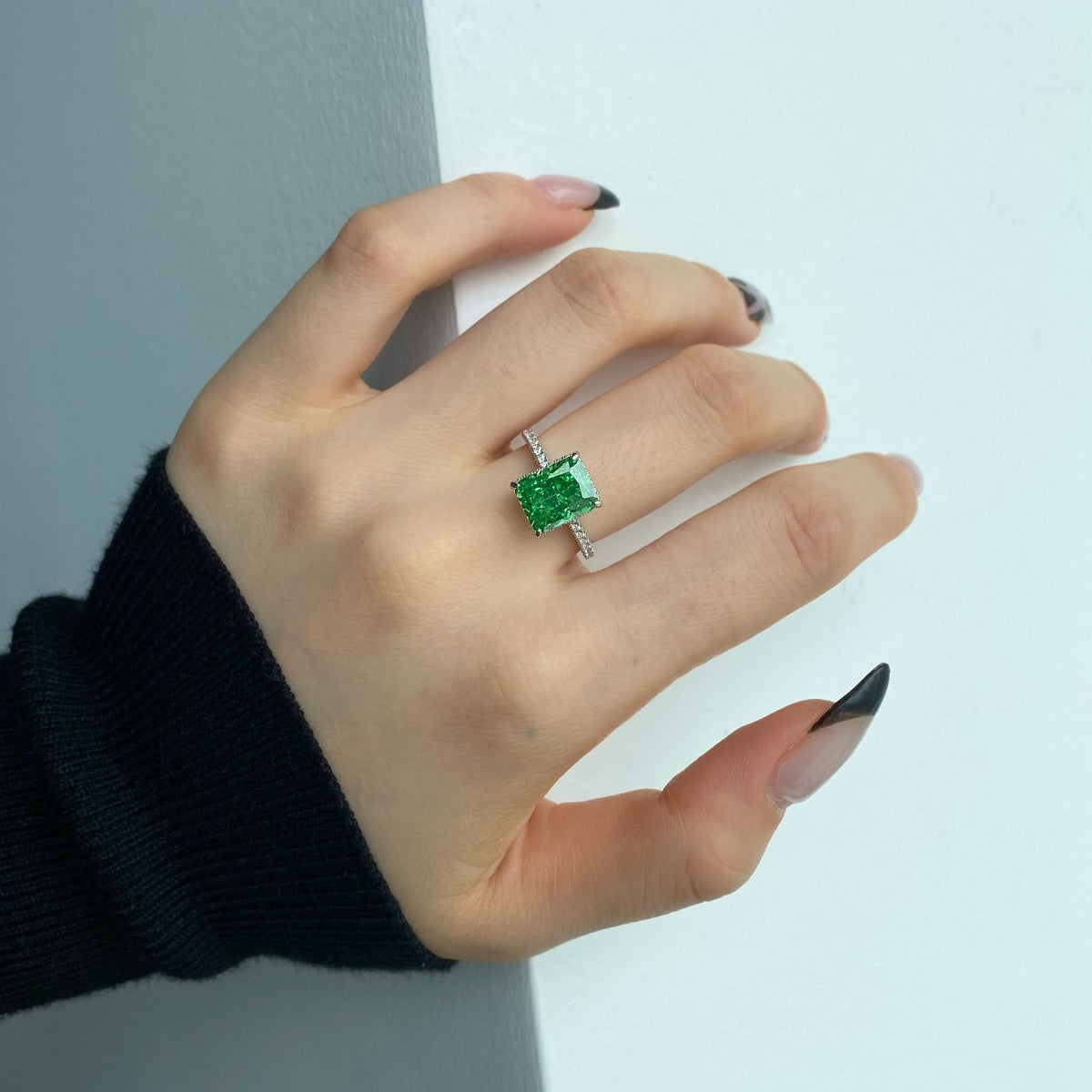 [STREET]Luxurious Engagement Ring