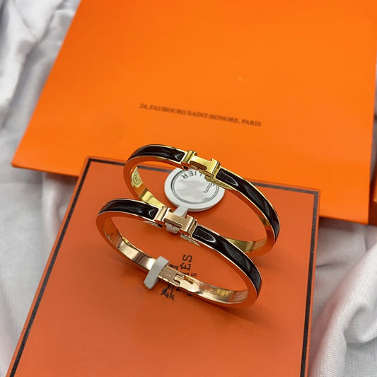 ˇGilded EraˇCLASSIC HM CLIC BLACK 8MM ENAMEL BRACELET
