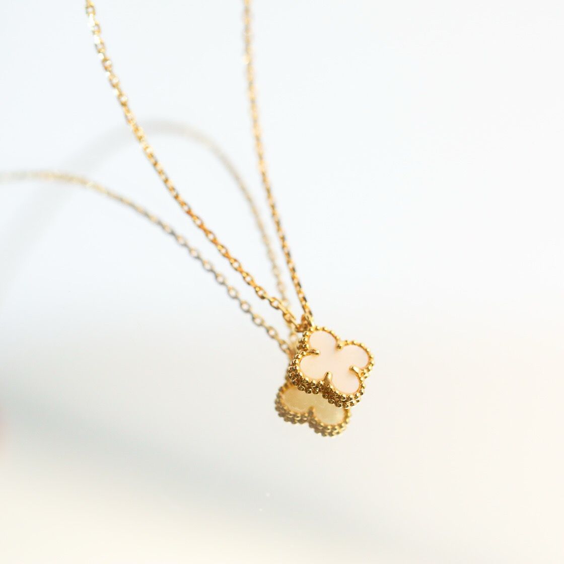 ˇGilded EraˇCLOVER MINI 9.5MM WHITE MOTHER-OF-PEARL NECKLACE